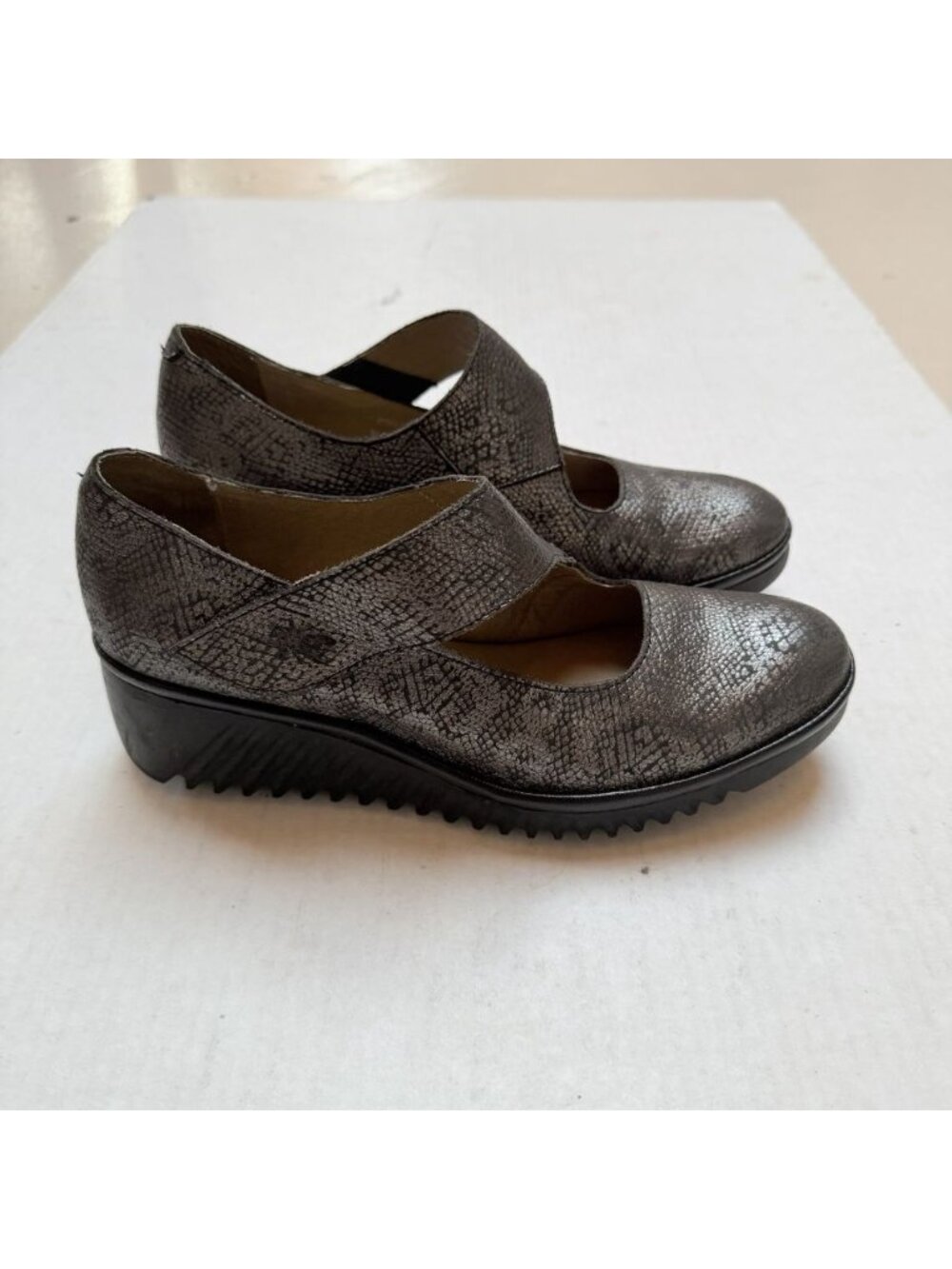Fly London Lyka Metallic Gray Suede Leather Wedge Mary Jane Shoes Size 40 9 9.5